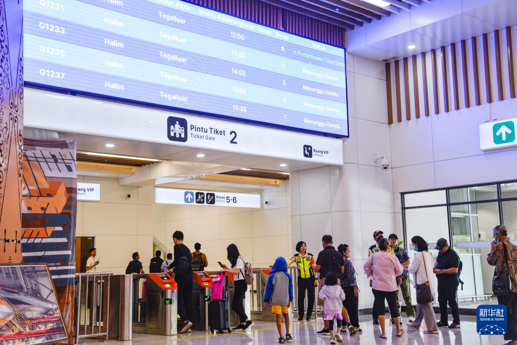 1月24日，在印度尼西亞雅加達(dá)哈利姆站候車大廳，乘客刷票前往站臺(tái)。新華社記者 徐欽 攝