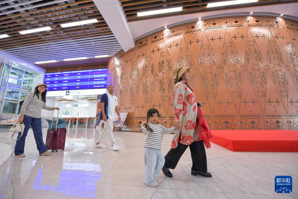 1月24日，在印度尼西亞雅加達(dá)哈利姆站，乘客在候車大廳內(nèi)行走。新華社記者 徐欽 攝