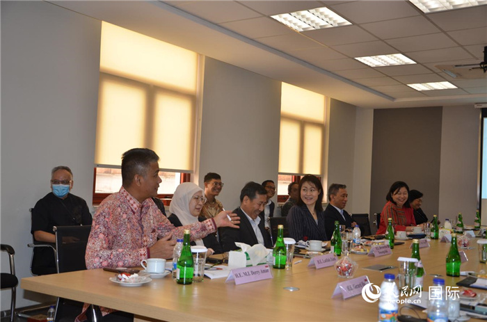 參訪嘉賓與五菱印尼公司負責人交流。人民網記者 李培松攝