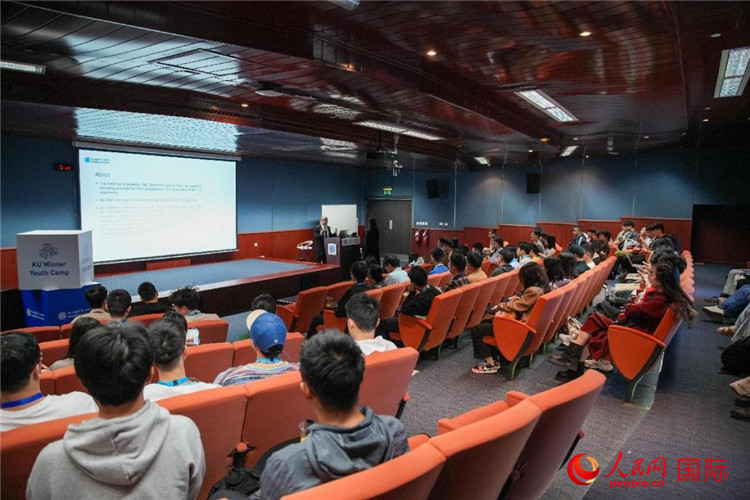 圖為23日，中國學(xué)生在聽取講座。人民網(wǎng)塔里克·易卜拉欣攝