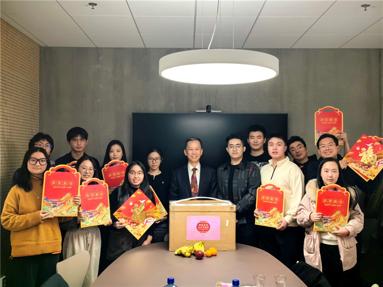 中國(guó)駐瑞典大使崔愛(ài)民看望慰問(wèn)瑞典隆德大學(xué)中國(guó)留學(xué)生。中國(guó)駐瑞典大使館供圖