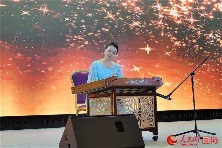 揚琴演奏家劉艮演奏《夢中的婚禮》。人民網(wǎng)記者 于宏建攝