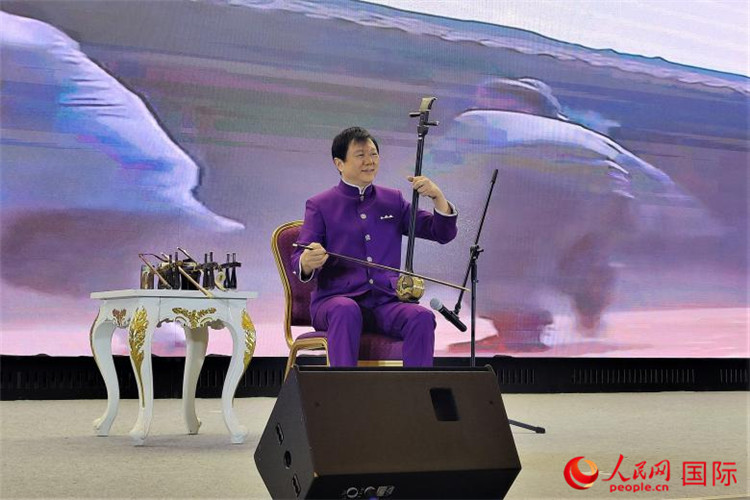 二胡演奏家、國家一級演員王之輝演奏《新春樂》。人民網(wǎng)記者 于宏建攝