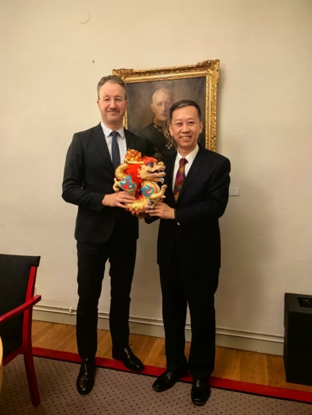 中國(guó)駐瑞典大使崔愛民（右）會(huì)見瑞典外交部外貿(mào)總司長(zhǎng)嚴(yán)波（左）。中國(guó)駐瑞典大使館供圖