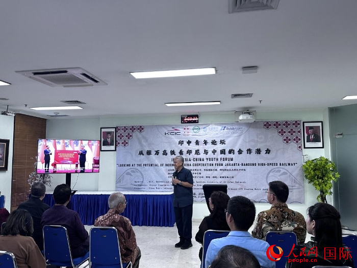 韓高路為與會(huì)嘉賓放映中印尼元首為雅萬(wàn)高鐵正式開(kāi)通運(yùn)營(yíng)揭幕的場(chǎng)景。人民網(wǎng)記者 曹師韻攝