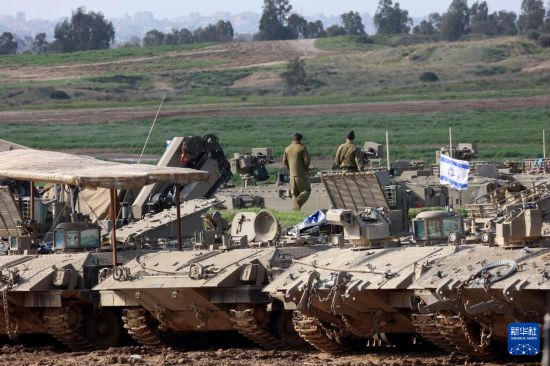 這是1月24日拍攝的加沙邊境以色列一側的以軍部隊。新華社發(fā)（吉爾·科恩·馬根攝）