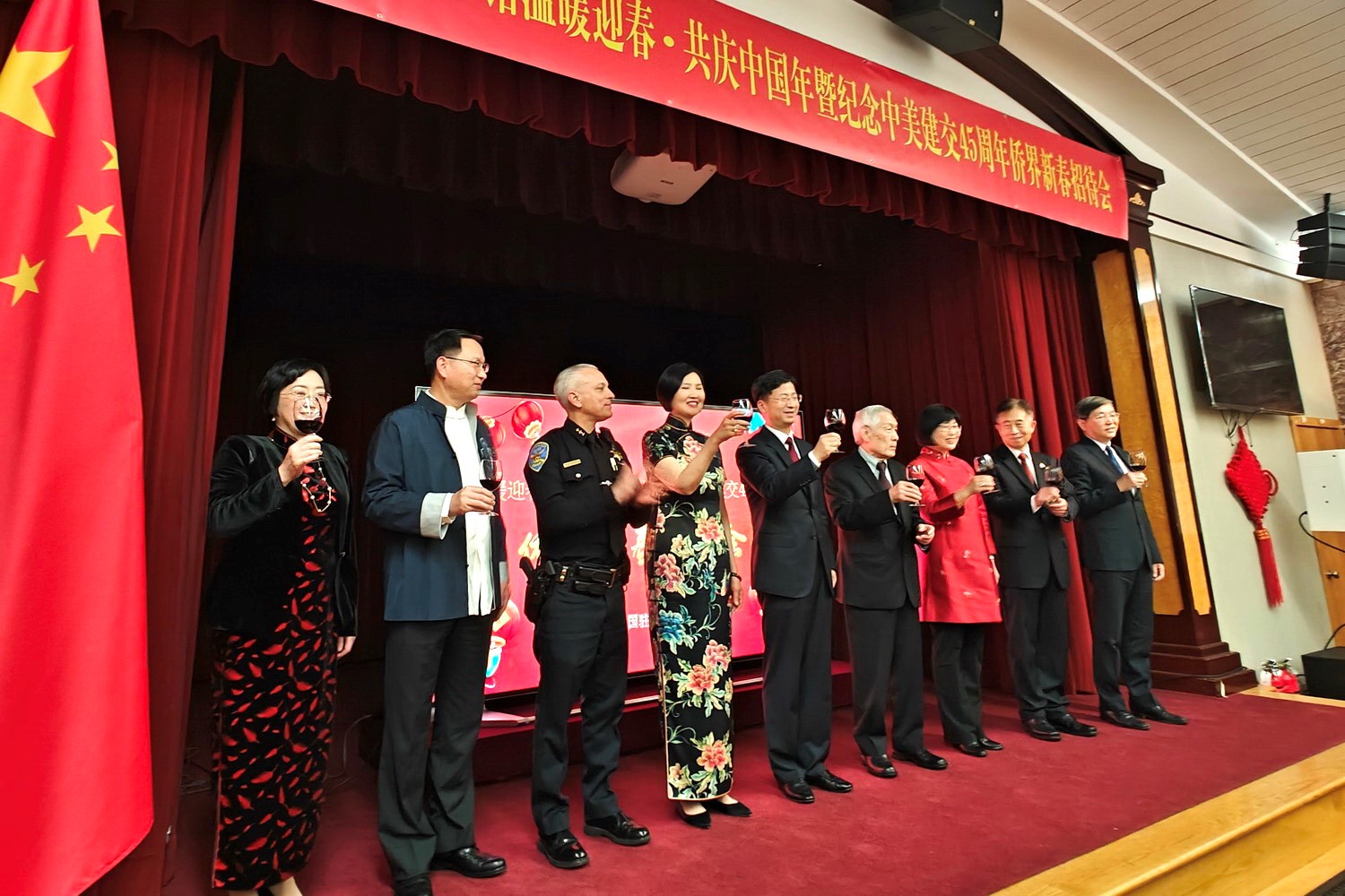 僑胞代表與駐舊金山總領(lǐng)館官員合影。主辦方供圖