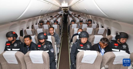 1月30日，白所成、白應(yīng)蒼、魏懷仁、劉正祥、劉正茂、徐老發(fā)等10名緬北重大犯罪嫌疑人在被押解回國的飛機上。新華社記者 殷剛 攝