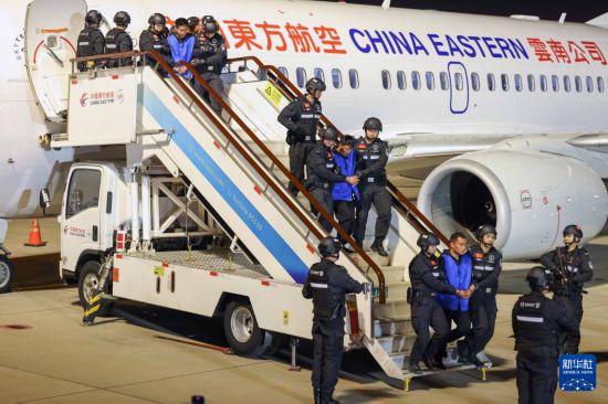 1月30日，在云南昆明長水機場，白所成、白應(yīng)蒼、魏懷仁、劉正祥、劉正茂、徐老發(fā)等10名緬北重大犯罪嫌疑人被我公安機關(guān)成功押解回國。新華社記者 殷剛 攝