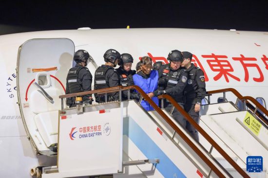1月30日，在云南昆明長水機場，緬北重大犯罪嫌疑人白所成被我公安機關(guān)成功押解回國。新華社記者 殷剛 攝