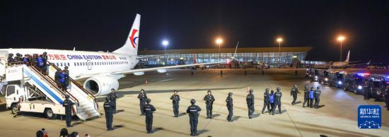 1月30日，在云南昆明長水機場，白所成、白應(yīng)蒼、魏懷仁、劉正祥、劉正茂、徐老發(fā)等10名緬北重大犯罪嫌疑人被我公安機關(guān)成功押解回國。新華社記者 殷剛 攝
