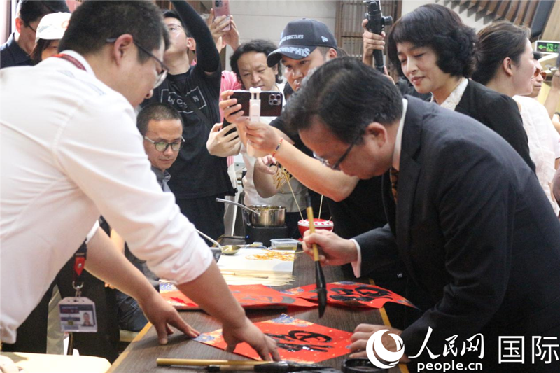 中國(guó)駐菲律賓大使黃溪連出席活動(dòng)并與留菲學(xué)子共迎新春。人民網(wǎng)記者樊帆 攝