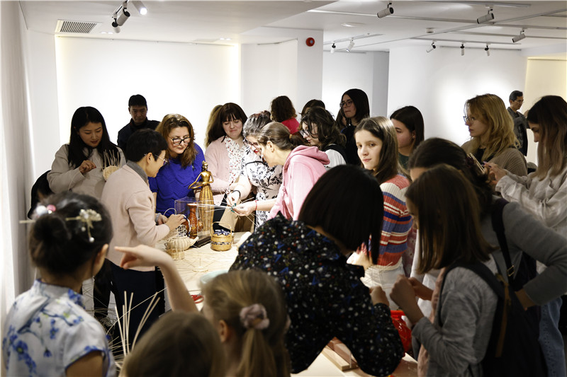 羅馬尼亞觀眾體驗安溪竹藤編技藝。 布加勒斯特中國文化中心供圖