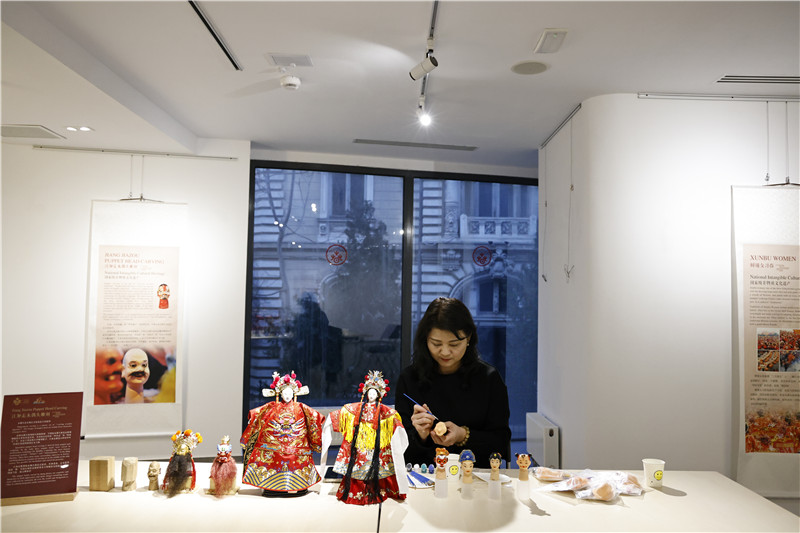 中國泉州的非遺大師制作江加走木偶頭雕刻。 布加勒斯特中國文化中心供圖_副本