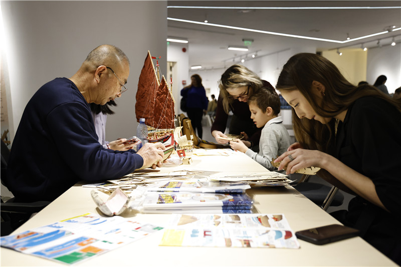 中國泉州非遺大師現場指導制作水密隔艙福船制造技藝。 布加勒斯特中國文化中心供圖