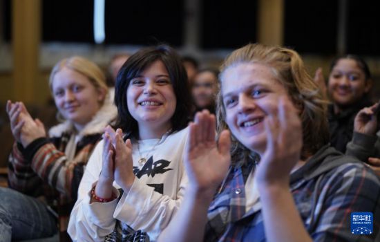 1月30日，在美國華盛頓州塔科馬市林肯中學(xué)，將于3月啟程赴華交流的林肯中學(xué)12年級學(xué)生蒙特塞拉特·羅梅羅-羅查（中）參加美國中學(xué)生赴華交流歡送儀式。新華社記者 吳曉凌 攝