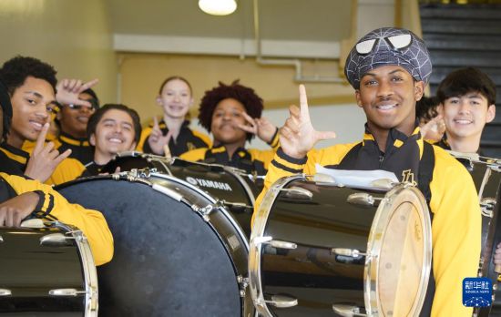 1月30日，在美國華盛頓州塔科馬市林肯中學(xué)，學(xué)校鼓樂隊準(zhǔn)備在美國中學(xué)生赴華交流歡送儀式上表演。新華社記者 吳曉凌 攝