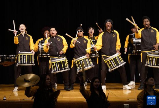 1月30日，在美國華盛頓州塔科馬市林肯中學(xué)，學(xué)校鼓樂隊在美國中學(xué)生赴華交流歡送儀式上表演。新華社記者 吳曉凌 攝