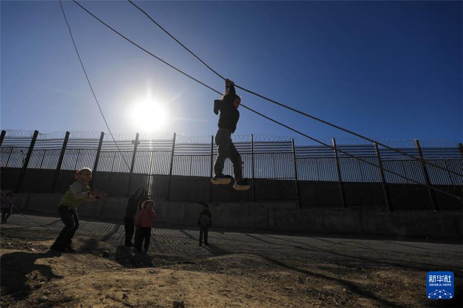 1月31日，在加沙地帶南部城市拉法同埃及邊境地區(qū)，巴勒斯坦兒童在玩耍。新華社發(fā)（亞西爾·庫迪攝）