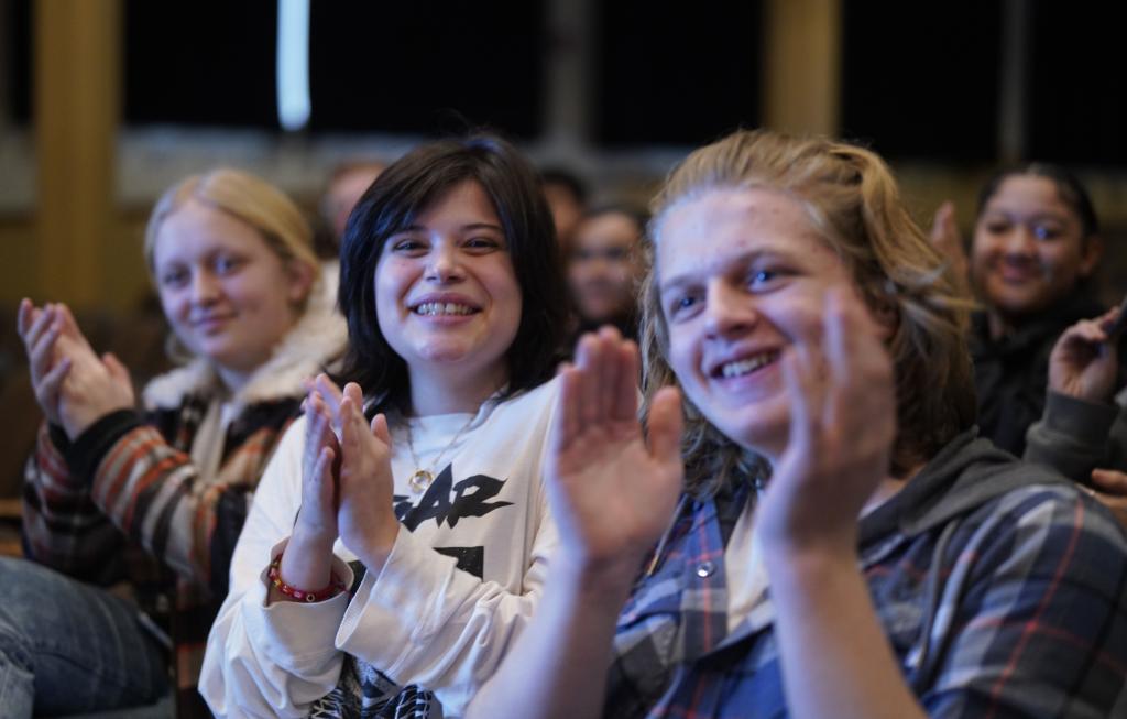 1月30日，在美國華盛頓州塔科馬市林肯中學(xué)，將于3月啟程赴華交流的林肯中學(xué)12年級學(xué)生蒙特塞拉特·羅梅羅-羅查（中）參加美國中學(xué)生赴華交流歡送儀式。新華社記者 吳曉凌 攝