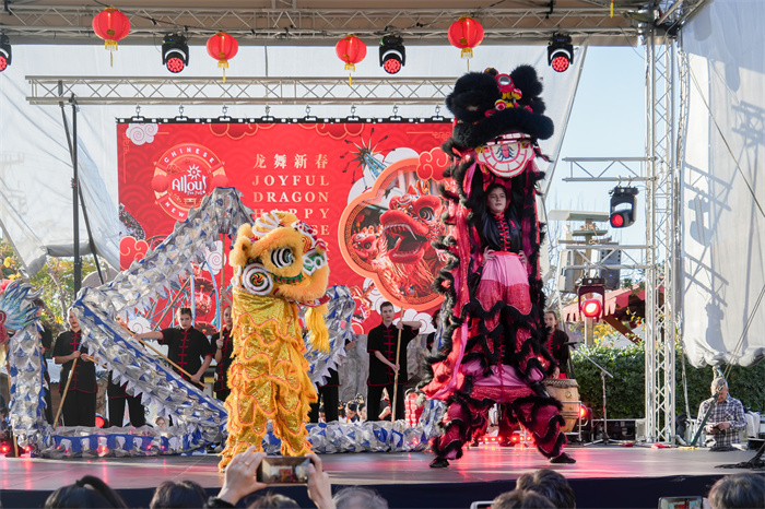 中國(guó)駐希臘大使館大使肖軍正與希方嘉賓為舞龍點(diǎn)睛。     希臘小朋友進(jìn)行舞龍舞獅表演?！吨邢r(shí)報(bào)》供圖