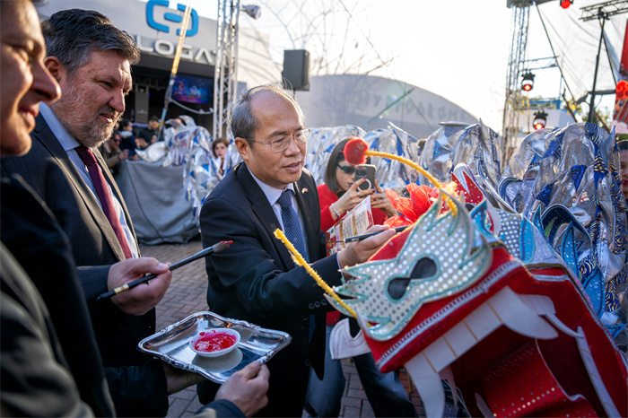中國(guó)駐希臘大使館大使肖軍正與希方嘉賓為舞龍點(diǎn)睛?！吨邢r(shí)報(bào)》供圖