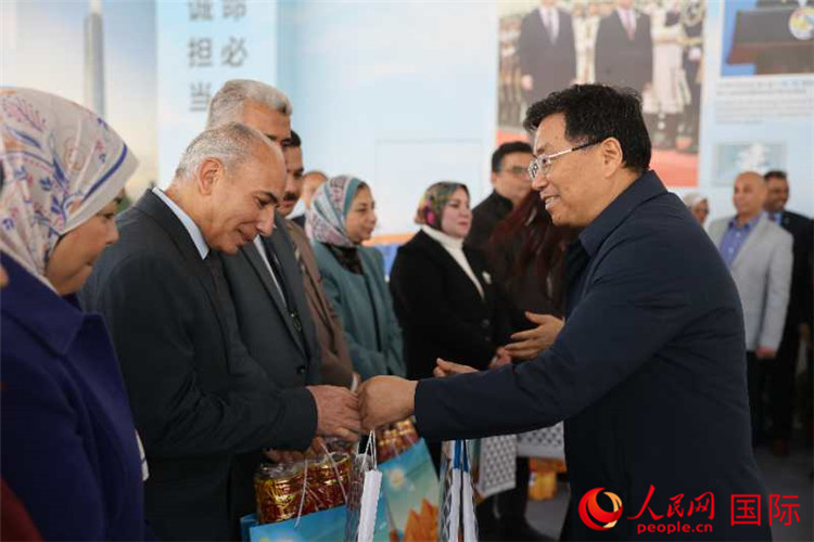 中建埃及分公司董事長常偉才為埃及師生發(fā)放新年禮包。人民網(wǎng)記者 黃培昭攝