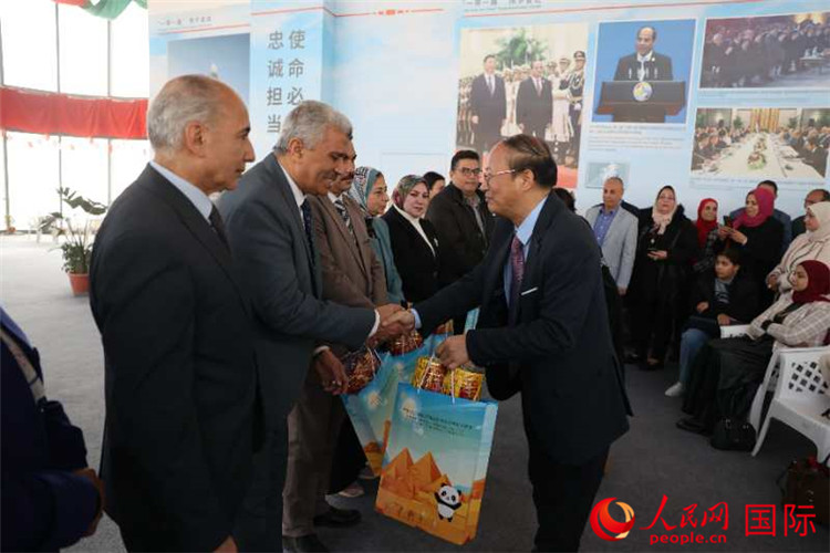 中國駐埃及使館教科處盧春生公參為埃及師生發(fā)放新年禮包。人民網(wǎng)記者 黃培昭攝