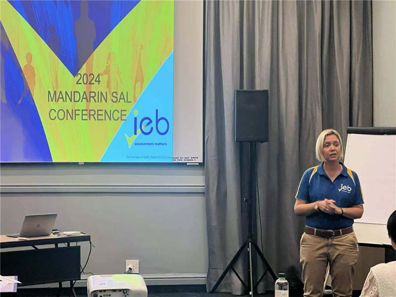 羅賓·莫瓦特女士對(duì)2023年“南非漢語高考”情況進(jìn)行數(shù)據(jù)分析總結(jié)。（圖片來源：南非中國文化和國際教育交流中心孔子課堂）