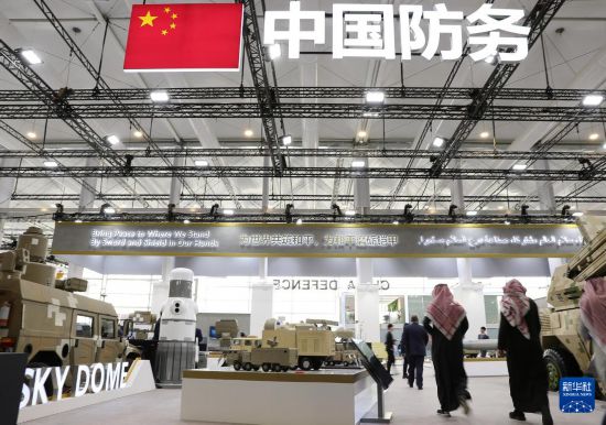 2月5日，在沙特阿拉伯利雅得，人們在中國展區(qū)參觀。新華社記者 王東震 攝