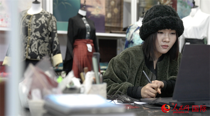 1月23日，在山東省菏澤市曹縣有愛(ài)云倉(cāng)直播基地，張子晨正在設(shè)計(jì)漢服。 人民網(wǎng)記者 袁蒙攝