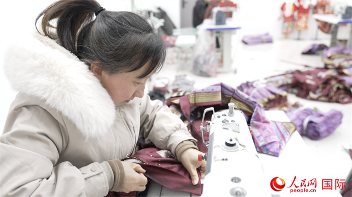 1月24日，在山東省菏澤市曹縣大集鎮(zhèn)云牧服飾有限公司，高燕正在縫制馬面裙。 人民網(wǎng)記者 袁蒙攝
