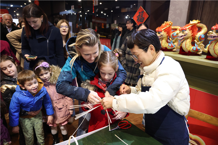 2024年“歡樂春節(jié)”《閩南風(fēng)情》文藝演出和泉州非物質(zhì)文化遺產(chǎn)展演2月6日在塞爾維亞斯梅代雷沃文化中心舉行。圖為當(dāng)?shù)孛癖婓w驗(yàn)中國非遺手工藝。 貝爾格萊德中國文化中心供圖