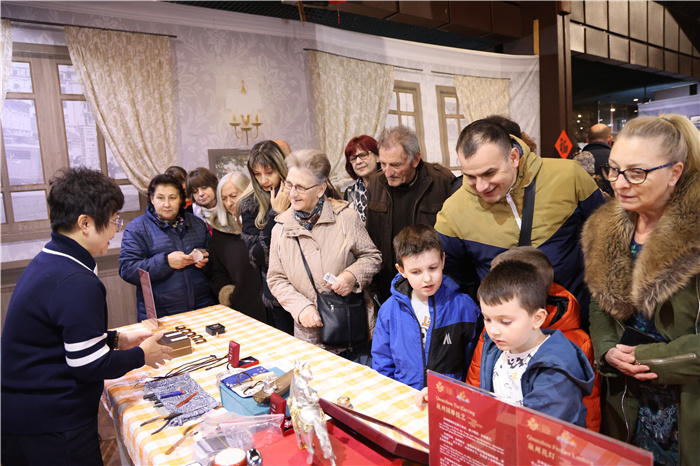 2024年“歡樂春節(jié)”《閩南風(fēng)情》文藝演出和泉州非物質(zhì)文化遺產(chǎn)展演2月6日在塞爾維亞斯梅代雷沃文化中心舉行。圖為當(dāng)?shù)孛癖婓w驗(yàn)中國非遺手工藝。 貝爾格萊德中國文化中心供圖