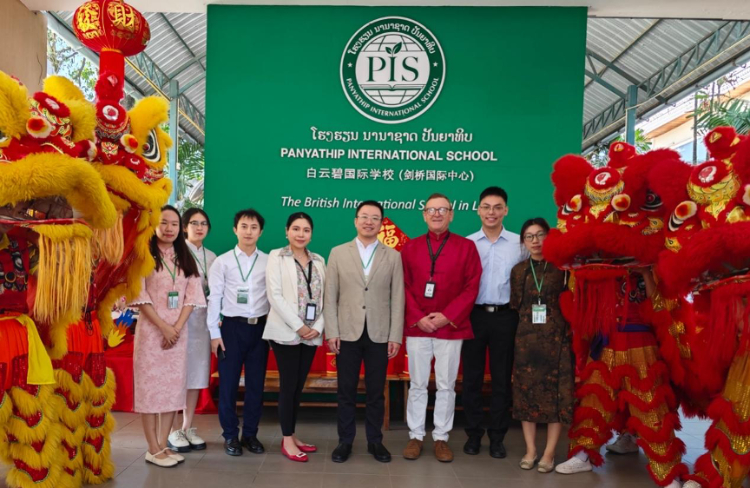 駐老撾使館臨時代辦王暢與白云碧國際學(xué)校校方、參會志愿者教師合影。活動主辦方供圖