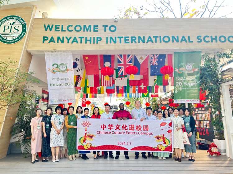 駐老撾使館政治處主任杜長青與白云碧國際學(xué)校校方、參會志愿者教師合影。活動主辦方供圖