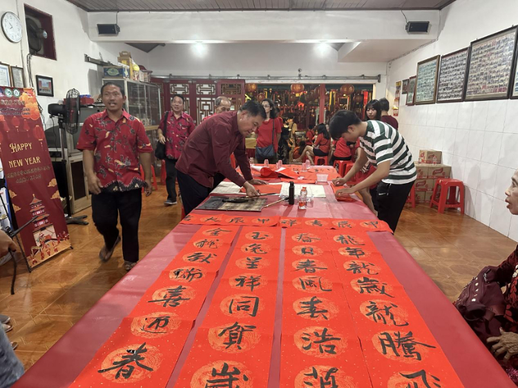 茍皓東為華人朋友現(xiàn)場(chǎng)寫(xiě)春聯(lián)送福字。巴陵康孔子學(xué)院供圖