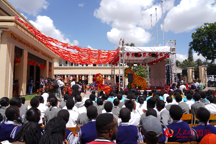 師生在觀看舞獅表演。人民網(wǎng)記者 黃煒鑫攝