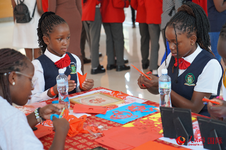 學(xué)生在體驗剪窗花。人民網(wǎng)記者 黃煒鑫攝