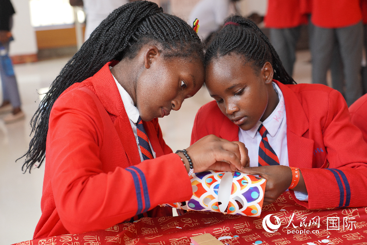 學(xué)生在手工制作紙龍。人民網(wǎng)記者 黃煒鑫攝