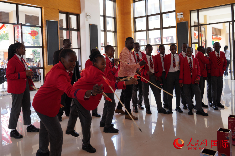 師生在體驗投壺游戲。人民網(wǎng)記者 黃煒鑫攝