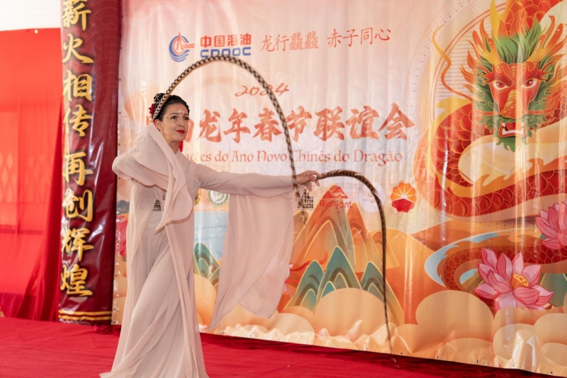 巴西藝術(shù)家表演中國舞。里約天主教大學(xué)孔子學(xué)院供圖