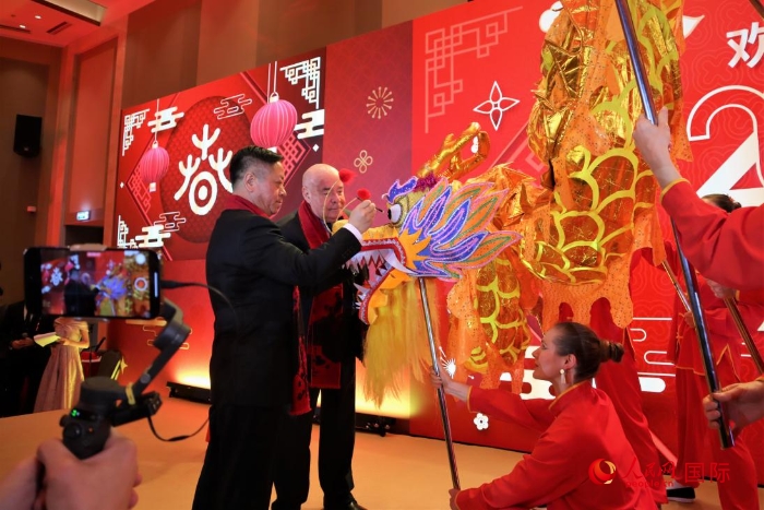 張漢暉（左）、施威特科（右）共同為彩龍點(diǎn)睛。于子恒攝