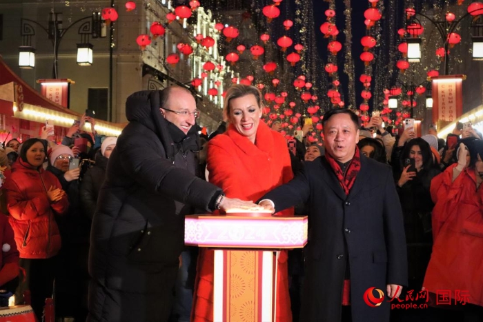 張漢暉、扎哈羅娃、科茲洛夫（從右至左）共同按下活動(dòng)啟動(dòng)按鈕。于子恒攝