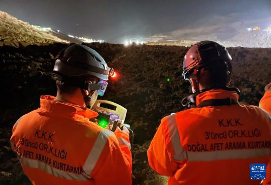 2月13日，救援人員在土耳其東部埃爾津詹省伊利奇區(qū)礦難現(xiàn)場工作。新華社發(fā)（穆斯塔法·卡亞攝）