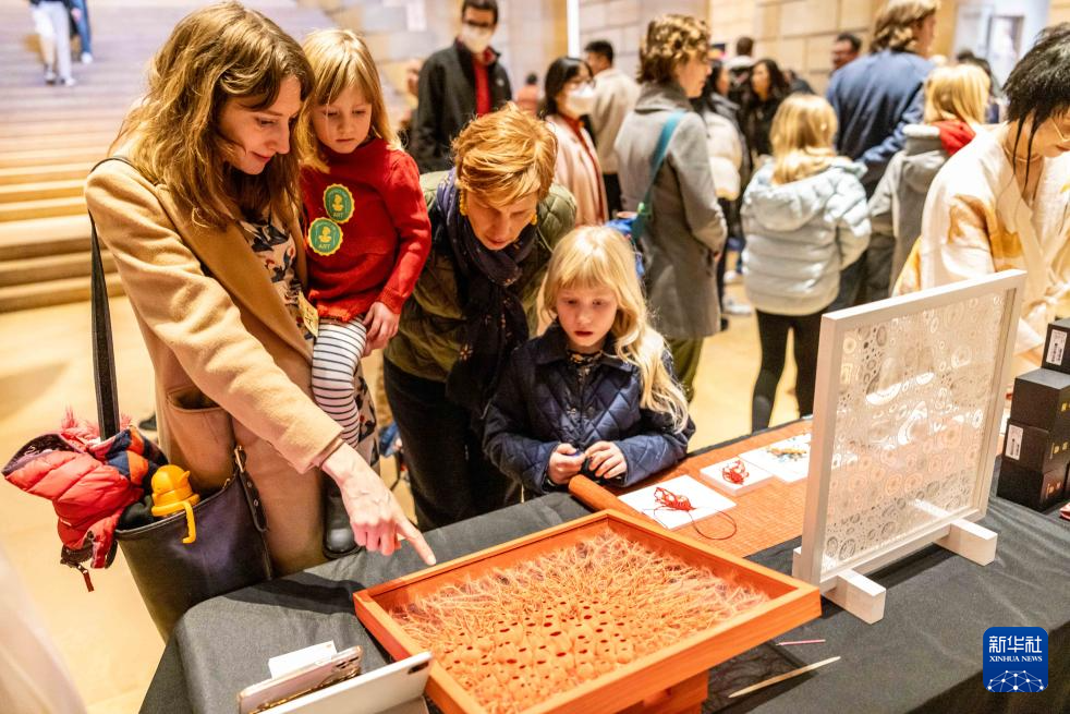 2月11日，參觀者在美國費城藝術博物館舉行的龍年迎新春活動上觀看刺繡作品。新華社發(fā)（周煥新攝）