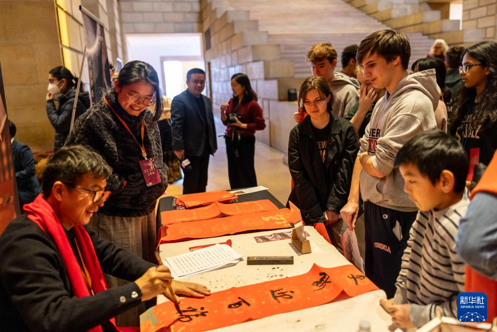 2月11日，書法家在美國費城藝術博物館舉行的龍年迎新春活動上為參觀者書寫對聯(lián)。新華社發(fā)（周煥新攝）