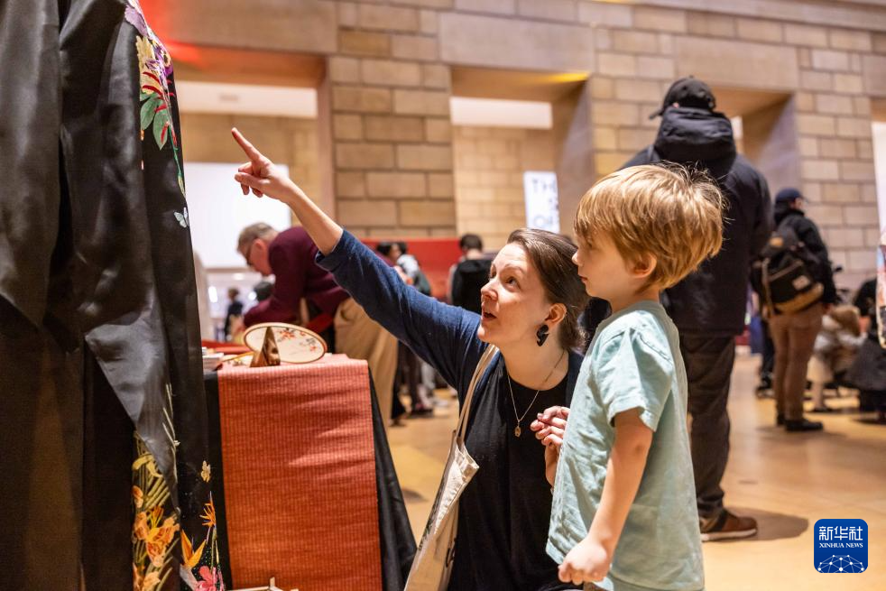 2月11日，參觀者在美國費城藝術博物館舉行的龍年迎新春活動上觀看中國傳統(tǒng)服飾。新華社發(fā)（周煥新攝）