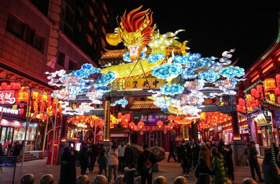 2月11日，游客在沈陽中街游覽。春節(jié)期間，各地燈火璀璨、火樹銀花，呈現(xiàn)出一幕幕流光溢彩的視覺盛宴。（新華社記者潘昱龍攝）