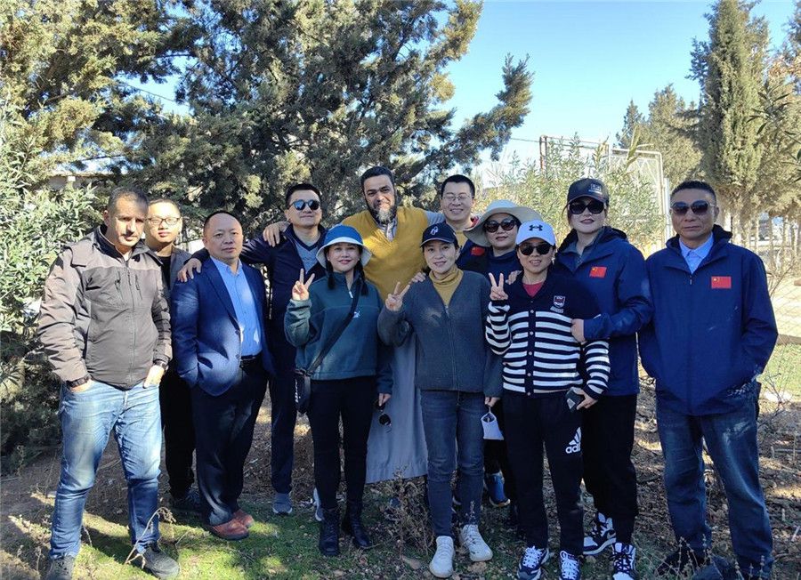 中國醫(yī)生們與穆罕默德一家人合影留念。中國第28批援阿爾及利亞醫(yī)療隊塞地夫分隊供圖